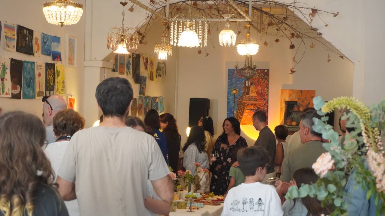 Familias y amigos visitando la exposición de alumnos de fin de curso 2026